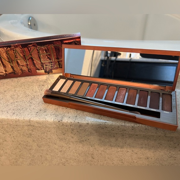 Urban Decay NAKED Heat Palette - Picture 2 of 8